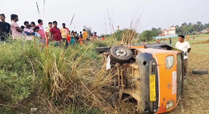 জয়পুরে গাড়ি উল্টে ৫ স্কুল ও কলেজ ছাত্রী সহ আহত ৭