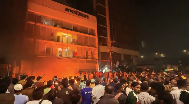 জীবন্ত পুড়িয়ে খুন,  দূতাবাস-সংবাদপত্র অফিসে হামলা, ফের নৈরাজ্য, ভারত বিরোধী হিংসায় ‘অগ্নিগর্ভ’ বাংলাদেশ