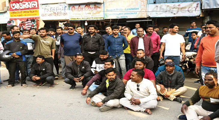 অবৈধভাবে বালি তোলার বিরুদ্ধে পদক্ষেপ করতেই ভূমিদপ্তরে বিক্ষোভ ব্যবসায়ীদের, দক্ষিণ দিনাজপুরের নদীঘাটগুলি লিজ দেওয়ার দাবি