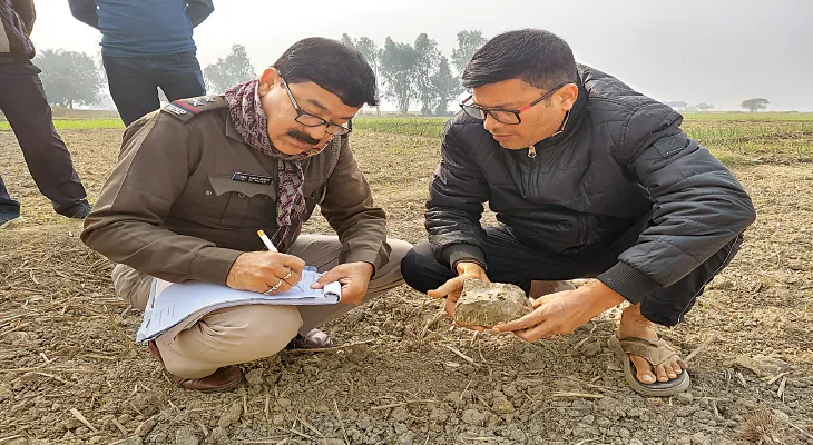 आसमान से गिरा आग का रहस्यमयी गोला! हरिरामपुर में मिला ‘पत्थर’ बना चर्चा का विषय