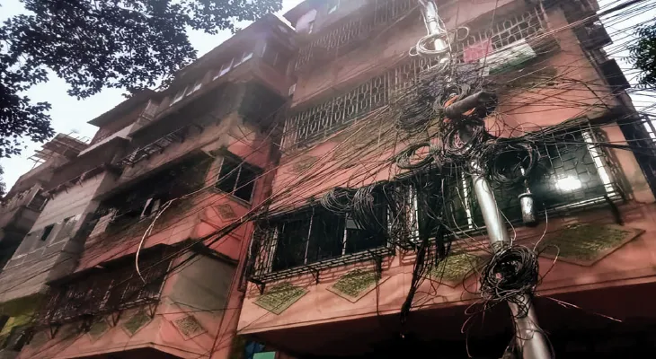 মদনমোহনতলা স্ট্রিটে বিপজ্জনকভাবে ঝুলছে তারের জটলা, ত্রস্ত এলাকাবাসী