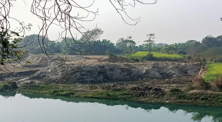 ভৈরবের পাড় থেকে দেদার মাটি চুরি, ক্ষোভ বাসিন্দাদের