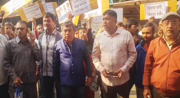 বধূ খুনে বাকি অভিযুক্তদের গ্রেফতারি চেয়ে বারাসত আদালতে তীব্র বিক্ষোভ, মৃতার পায়ে কালো দাগ নিয়ে রহস্য