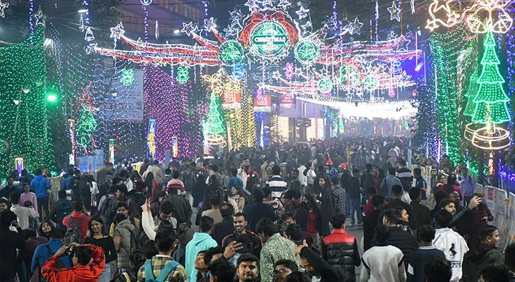 বড়দিনের প্রাক সন্ধ্যায় পার্কস্ট্রিটে উপচে পড়া ভিড়, যান চলাচল বন্ধ করে দিল পুলিশ