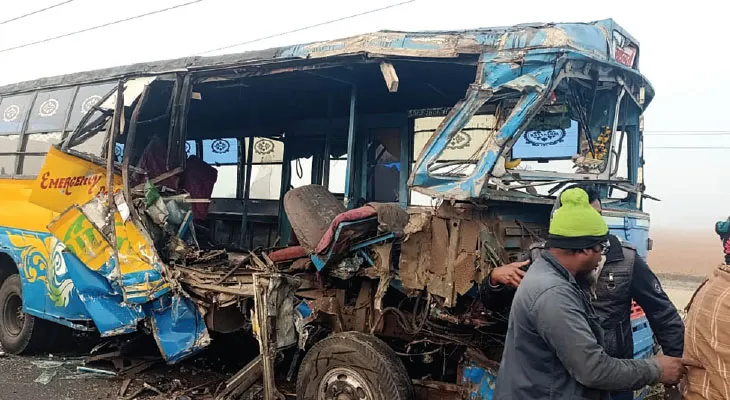 ঢোলাহাটে যাত্রী বোঝাই বাসে  লরির ধাক্কায় মৃত ১, আহত ৯
