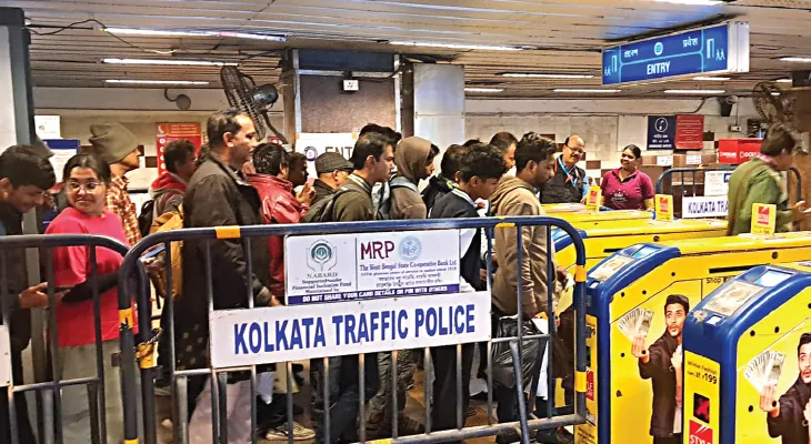 জোড়া বিপর্যয়, দুই মেট্রো লাইনে দফায় দফায় ব্যাহত যাত্রী পরিষেবা