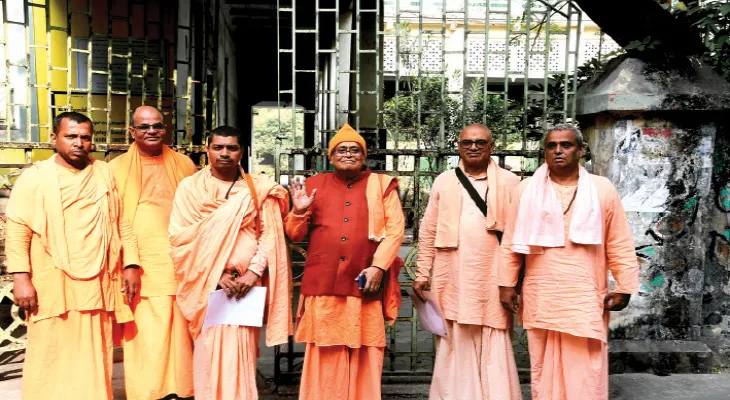 বদলে গিয়েছে পরিচয়! নথি হাতে হাজির সন্ন্যাসীরাও