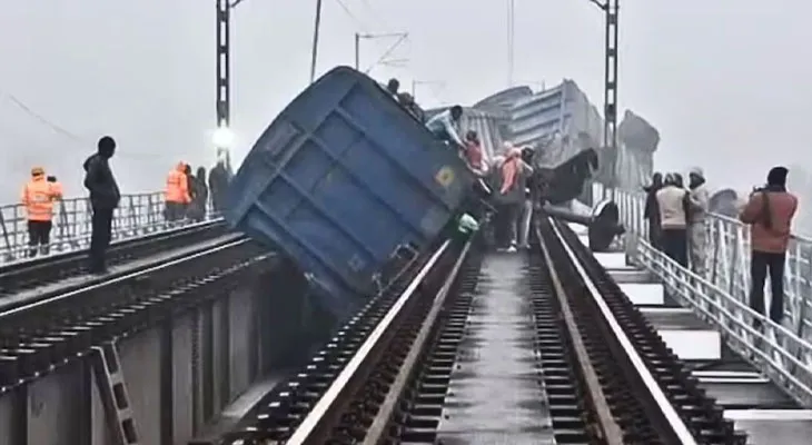 বিহারে রেল দুর্ঘটনা, মালগাড়ি লাইনচ্যুত হয়ে নদীতে