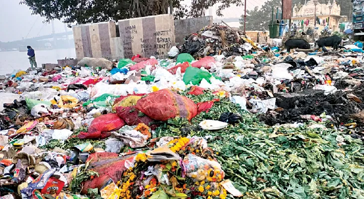 শিবপুর ফেরিঘাটে আবর্জনা জমে  পাহাড়, দুর্গন্ধে অতিষ্ঠ বাসিন্দারা
