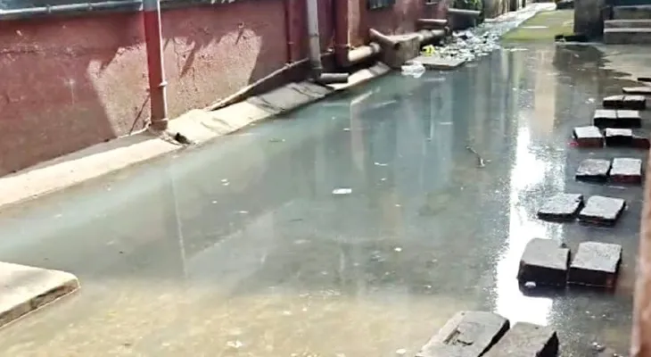 শুখা মরশুমে তীব্র শীতেও রাস্তায় জমে নোংরা জল, বিক্ষোভ বেলুড়ে