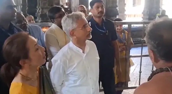 সপরিবারে তামিলনাড়ুর তিরুভানিক্কাভাল মন্দিরে গেলেন বিদেশমন্ত্রী এস জয়শঙ্কর