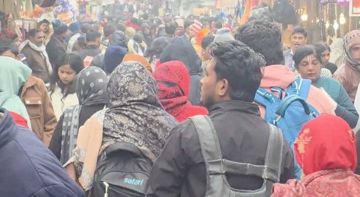 মথুরার বাঁকে বিহারী মন্দিরে দর্শনার্থীদের ভিড়