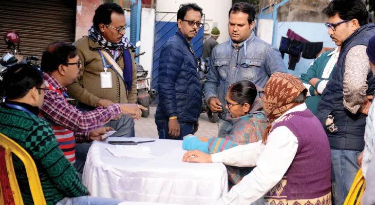 স্মৃতিভ্রংশ, ভাঙা পা নিয়ে দীর্ঘ লাইনে, হাওড়ায় এসআইআরের শুনানিতে ভোগান্তির একশেষ, ১২৭০ ভোটারের বুথে ৯৯৯ জনই নাকি ‘প্রবাসী’!