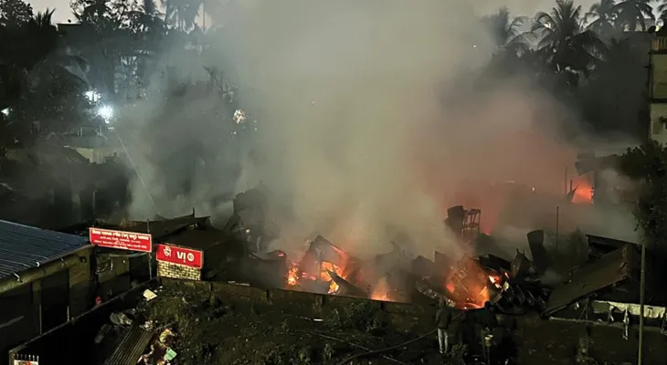 আগুনের গ্রাসে বিরাটির যদুবাবুর বাজার, পুড়ে ছাই ১৫০-টির বেশি দোকান