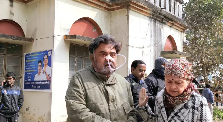 কমিশনের নির্দেশের পরও শুনানির লাইনে বৃদ্ধ-বৃদ্ধা ও অসুস্থরা, অক্সিজেনের নল নাকে হিয়ারিংয়ের লাইনে