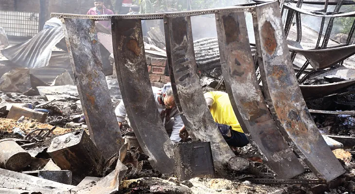 বিধ্বংসী আগুন, পুড়ে ছাই বাজার