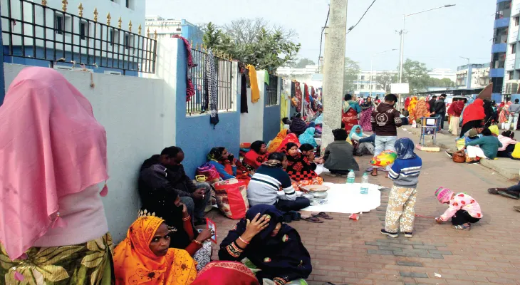 কনকনে শীতে মাতৃমার সামনে পলিথিন টাঙিয়ে রাত কাটাচ্ছেন রোগীর আত্মীয়রা