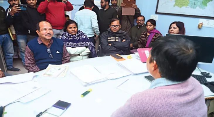 চাপের মুখে অবশেষে ইস্তফা অশোক মিত্রের