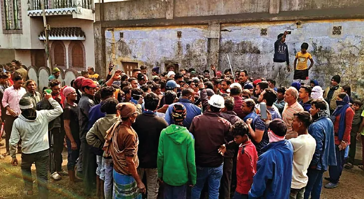 উৎপাদন বন্ধ করিয়ে কারখানা  কর্তৃপক্ষকে গ্রাম হাঁটাল জনতা