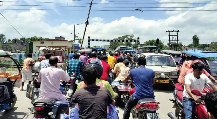 সামসি রেলগেটে নরক যন্ত্রণা, ফ্লাইওভার চান বাসিন্দারা