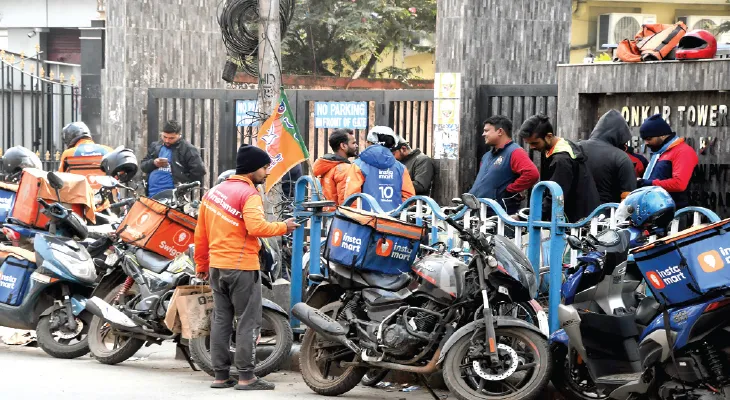 ধর্মঘট সম্পর্কে অবগতই নন কলকাতার ডেলিভারি কর্মীরা, বাড়ি বসে ১০ মিনিটেই পণ্য পেল শহরবাসী