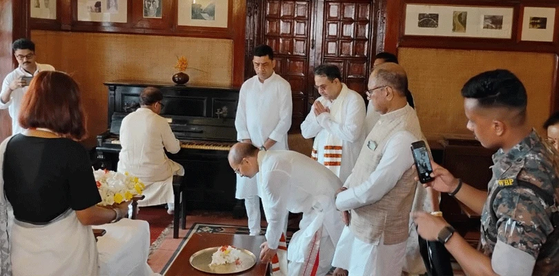 রবীন্দ্রজন্মোৎসবে শান্তিনিকেতনে রবীন্দ্রভবনে কবির ব্যবহৃত চেয়ারে ফুল দিয়ে শ্রদ্ধা নিবেদন বিশ্বভারতীর উপাচার্য প্রবীর কুমার ঘোষ