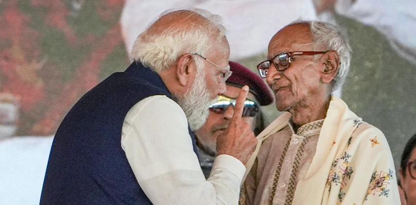 নবতিপর মাখনলালকে প্রধানমন্ত্রীর উষ্ণ অভ্যর্থনা, উচ্ছ্বসিত শিলিগুড়ি