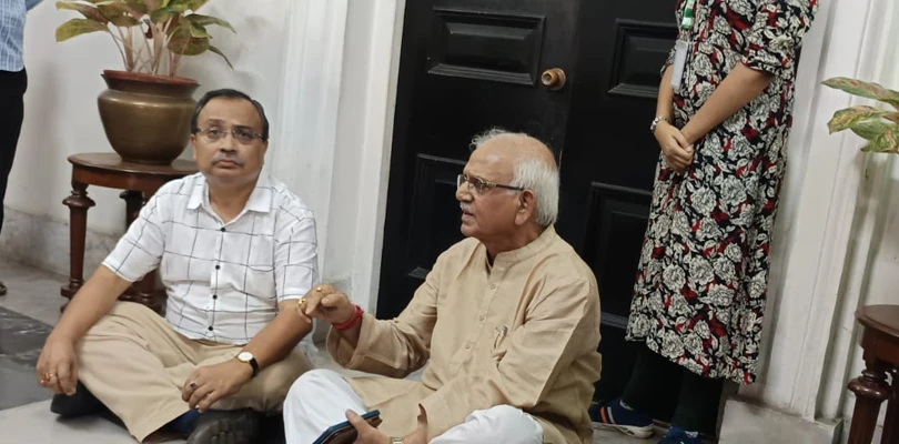বিধানসভায় স্পিকারের ঘরের দরজার সামনে বসে পড়লেন তৃণমূলের দুই বিধায়ক