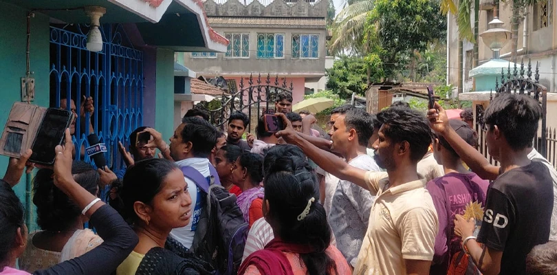 একাধিক অভিযোগে উলুবেড়িয়া পুরসভার ৯ নম্বর ওয়ার্ডের কাউন্সিলর রীতা বন্দ্যোপাধ্যায়ের বাড়িতে এলাকাবাসীদের ব্যাপক বিক্ষোভ