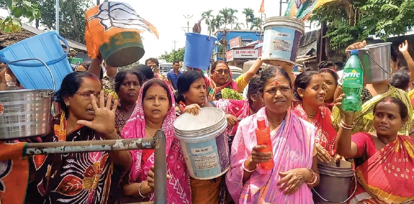 উলুবেড়িয়ার ২৩ নম্বর ওয়ার্ডে পানীয় জলের তীব্র সমস্যা, রাস্তা অবরোধ ক্ষুব্ধ বাসিন্দাদের