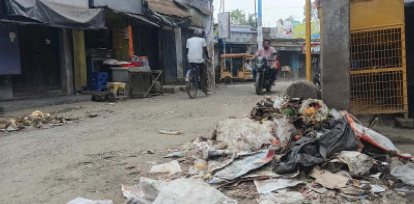 সাফাইকর্মীদের কর্মবিরতির ডাক দাঁইহাটের রাস্তায় জঞ্জালের পাহাড়