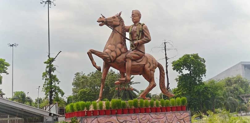 জয় হিন্দ বিমানবন্দর মেট্রো স্টেশনে নেতাজি সুভাষচন্দ্র বসুর একটি ১২ ফুটের মূর্তি উন্মোচন করা হল