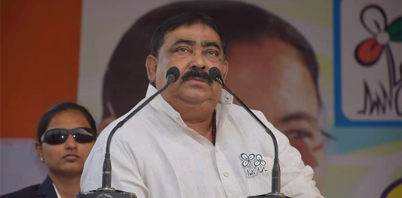 নিরাপত্তা প্রত্যাহারের পর বেসরকারি নিরাপত্তারক্ষীর খোঁজ করছেন অনুব্রত মন্ডল