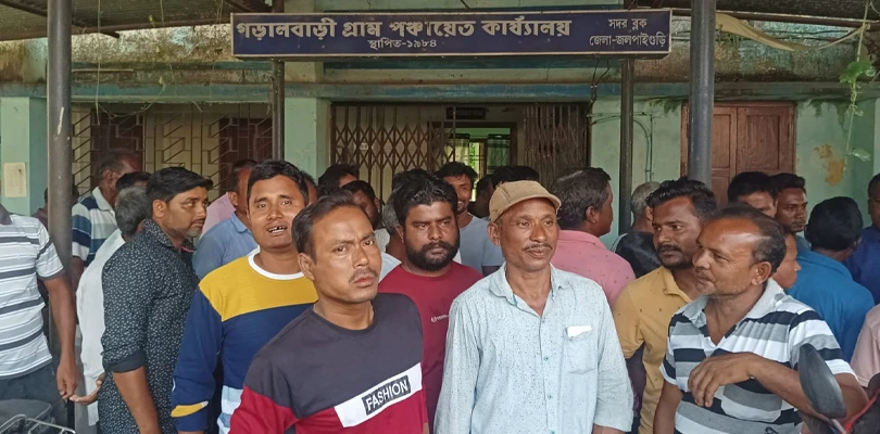 কাটমানি ফেরতের দাবিতে জলপাইগুড়ির গড়ালবাড়ি পঞ্চায়েত ঘেরাও