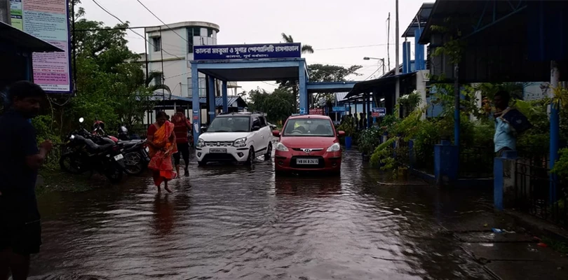 বৃষ্টির পর কালনা সুপার স্পেশালিটি ও মহকুমা হাসপাতালে জল জমে রোগী ও রোগীর পরিজনদের যাতায়াতে দুর্ভোগ
