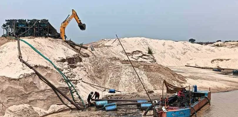 বালি তোলার জন্য দামোদরের গর্ভে উঁচু রাস্তা, বৃষ্টি হতেই বানভাসির শঙ্কা, সোনামুখীতে পদক্ষেপ করা হবে: বিজেপি বিধায়ক