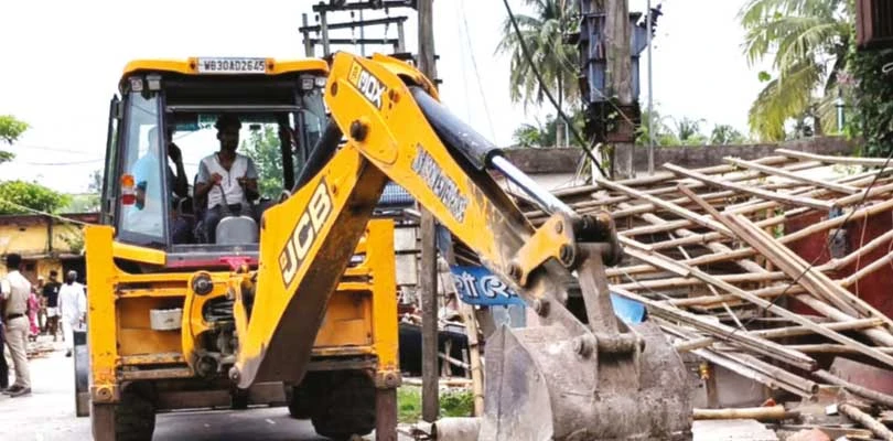নন্দীগ্রাম হাসপাতাল চত্বরে বুলডোজার চালিয়ে গুঁড়িয়ে দেওয়া হল দোকানপাট