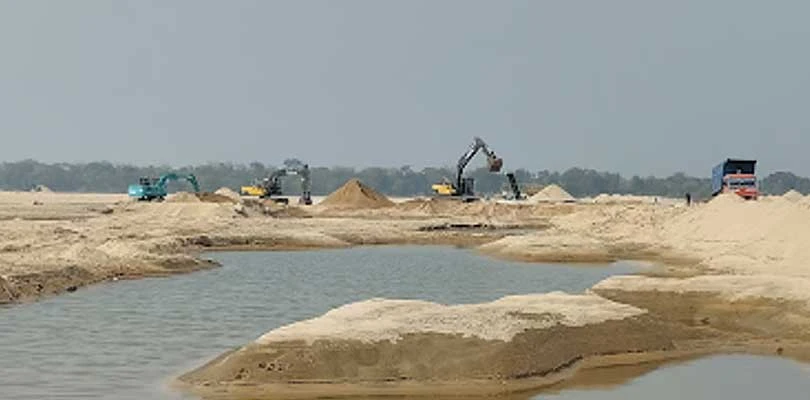 মহম্মদবাজারে উলটপুরাণ, বালি মাফিয়াদের ডেরায় হানা পুলিশের