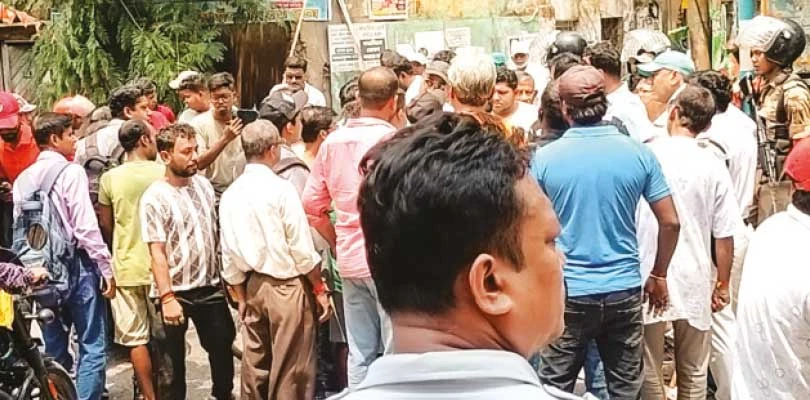জোড়াফুলের অফিস থেকে ত্রাণসামগ্রী স্থানান্তর, মধ্য হাওড়ায় ব্যাপক উত্তেজনা