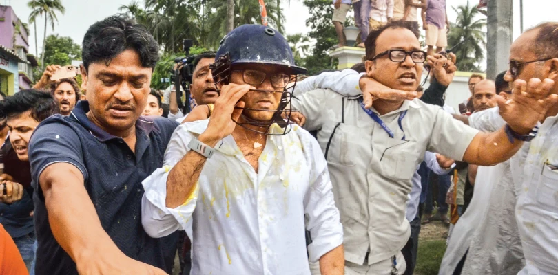হেনস্তা, রাস্তায় মার অভিষেককে, তৃণমূল সাংসদকে চড়-ঘুসি-ডিম-জুতো সোনারপুরে