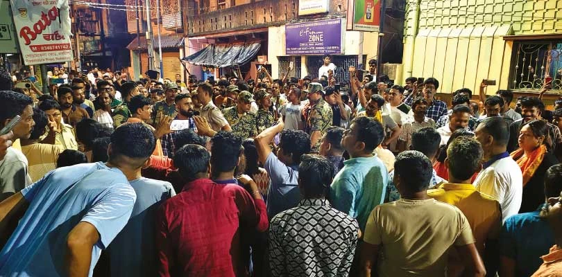 সরকারি ত্রাণ সামগ্রী ক্লাবঘরে মজুতের অভিযোগে ধৃত পুরসভার চেয়ারম্যান