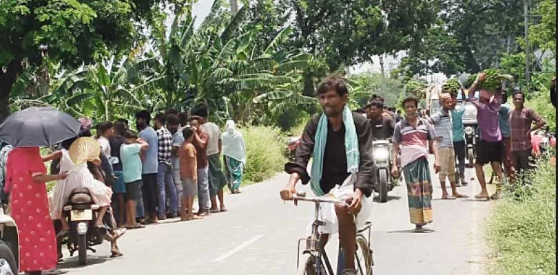 বিএসএফের পরিদর্শনের পর জমি দখলের শঙ্কা, জলঙ্গিতে অবরোধ