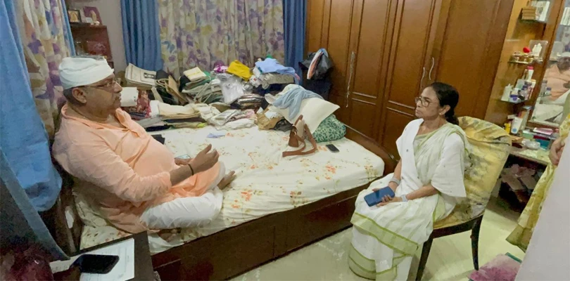 আক্রান্ত কল্যাণ বন্দ্যোপাধ্যায়ের সঙ্গে দেখা করলেন তৃণমূল নেত্রী মমতা বন্দ্যোপাধ্যায়