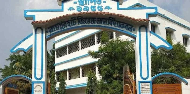 পড়ুয়াদের রঙিন চুল, কানে দুল, ট্যাটু নিষেধ, রামপুরহাটের জিতেন্দ্রলাল বিদ্যাভবনে নোটিস