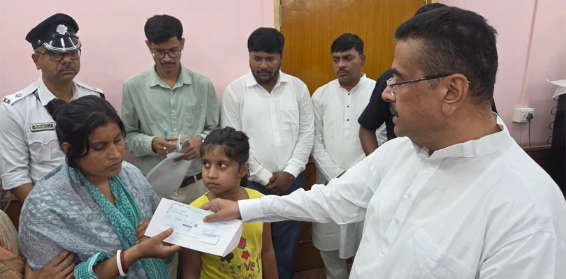 ২৯ মে প্রাকৃতিক দুর্যোগের প্রাণ হারানো ভবানীপুর বিধানসভার বাসিন্দা প্রবীণ কুমার ঠাকুরের পরিবারের হাতে পশ্চিমবঙ্গ সরকারের পক্ষ থেকে ক্ষতিপূরণ তুলে দিলেন মুখ্যমন্ত্রী শুভেন্দু অধিকারী