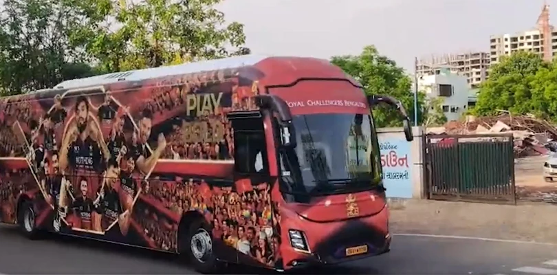 আজ আইপিএল ফাইনাল, রয়্যাল চ্যালেঞ্জার্স বেঙ্গালুরুর খেলোয়াড়রা স্টেডিয়ামে এসে পৌঁছলেন