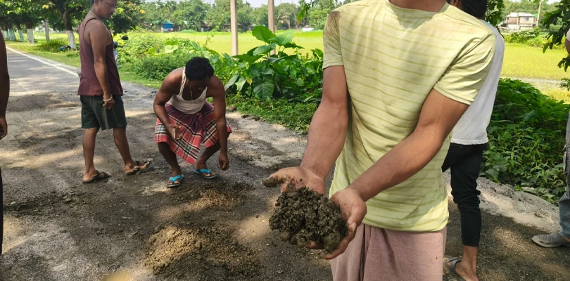 ময়নাগুড়ি ব্লকের উত্তর মৌয়ামারি  এলাকার পুর্ত দপ্তরের রাস্তায় নিম্নমানের কাজ, ক্ষিপ্ত গ্রামবাসীরা