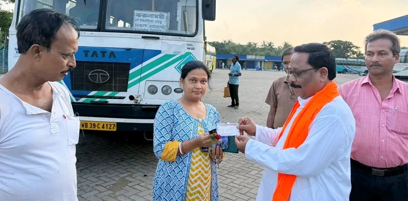 সরকারি বাসে মহিলাদের যাতায়াতের জন্য ফ্রি বাস টিকিটের উদ্বোধন করলেন হলদিয়ার বিধায়ক প্রদীপ বিজলি