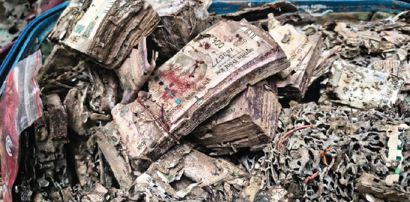 সুরেন্দ্রনাথে ইউনিয়ন রুমের আলমারিতে লক্ষ লক্ষ উই ধরা টাকা!