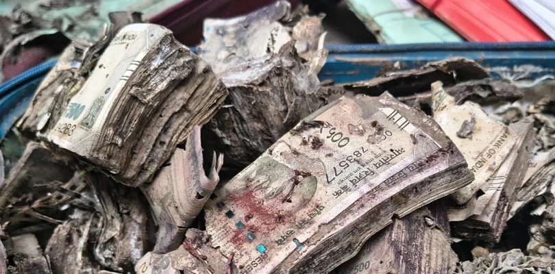 কলেজে ব্যাগ খুলতেই মিলল উইয়ে ধরা রাশি রাশি টাকা, তৃণমুলকে কটাক্ষ সজলের